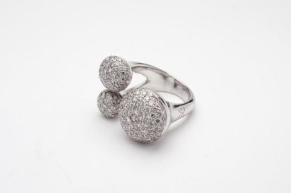 GAY FRERES 

Bague en or gris (750) formée de trois boutons recouverts de diamants...