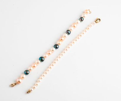 null Lot de deux bracelet : 

- l'un en perles de culture blanches. 

Fermoir mousqueton...