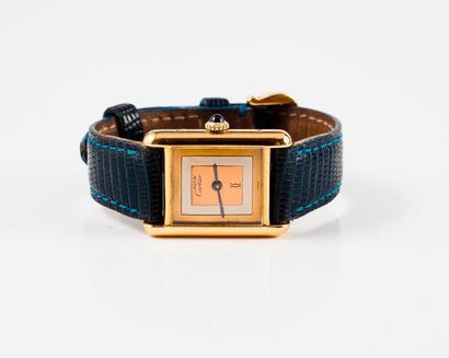 MUST de CARTIER 

Montre bracelet de dame.

Boitier rectangulaire en vermeil (min....