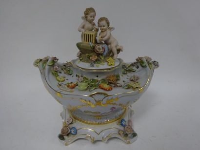 Dans le goût de la Saxe 

Pot-pourri en porcelaine à décor de fleurs polychromes...