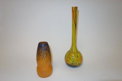 MULATY 

Lot de deux vases : 

- L'un soliflore à long col et base bulbeuse. 

Epreuve...