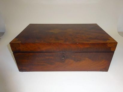 null Coffret en bois de placage. 

16 x 40 x 24 cm.

Usures.