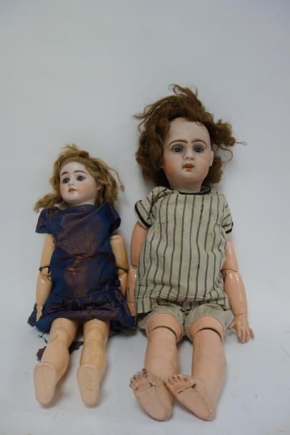 null Deux poupées, l'une cassée, l'autre système marcheuse.