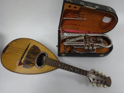 null Lot de deux instruments de musique dans leur étui, comprenant : 

- une mandoline....