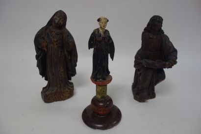 null Lot de trois statuettes :

- Sainte religieuse, en bois teinté

- Saint personnage...