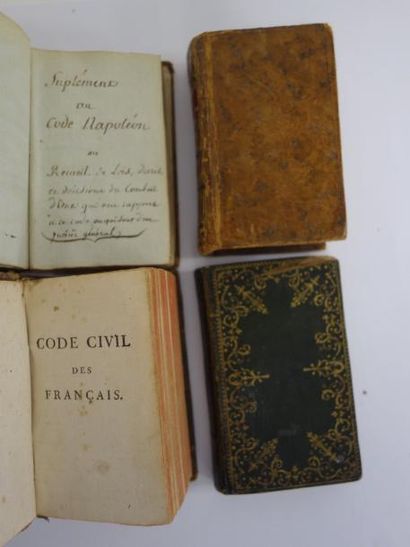 null Lot de 4 livres comprenant : 

- Code civil, 1804.

- Code de procédure civile,...