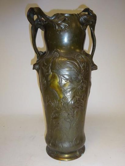 D'après J.R. HIMMIO. 

Vase en laiton patiné à décor de profil d'une femme et de...