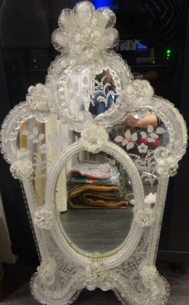 VENISE 

Miroir de forme violonée à motifs de fleurettes.

79 x 45 cm. 

Quelques...