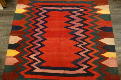 IRAN 

Tapis en laine polychrome à décor géométrique, bordure rouge bordeaux. 

XXème...