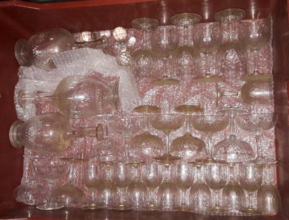 null Mannette :

Partie de service de verres à pied en cristal à décor de nids d'abeilles,...