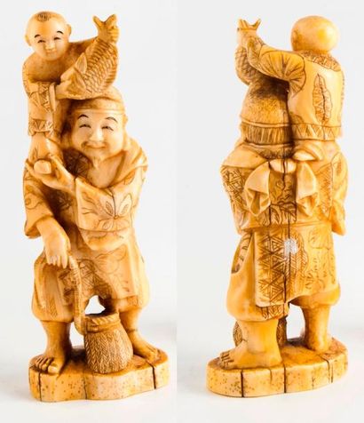 JAPON 

Pêcheur et son fils.

Okimono en ivoire marin.

Signé dans un cartouche en...