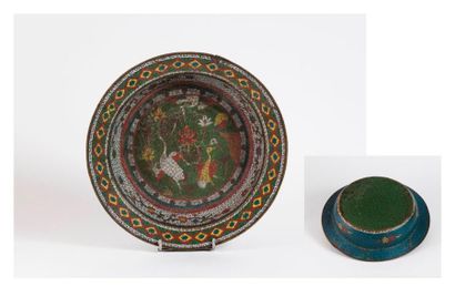 CHINE - XIXème siècle 

Plat en bronze et émaux cloisonnés polychromes à décor de...