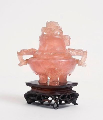 CHINE 

Brûle-parfum tripode en quartz rose à décor de qilin et de têtes de dragons.

Socle...