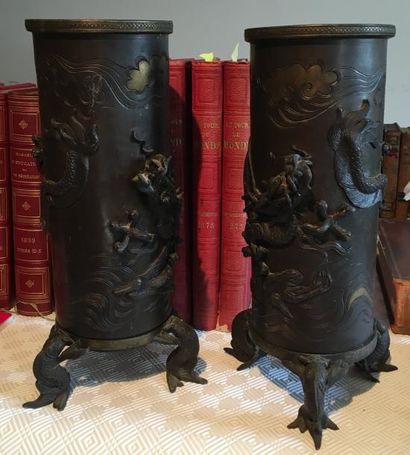 INDOCHINE 
Paire de vases rouleaux en bronze patiné noir et or à décor de dragon...