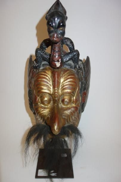 INDONÉSIE 

Masque d'homme en bois à laque polychrome et or, surmonté d'un dragon,...