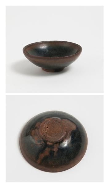 CHINE - Epoque SONG (960 - 1279) 

Bol fourrure de lièvre.

Diam. : 9,5 cm.

Défauts...