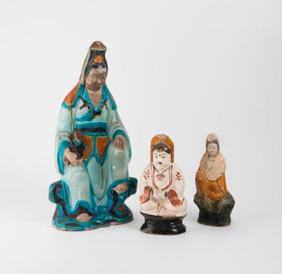 CHINE - Epoque MING (1368 - 1644) 

Trois statuettes de Guanyin en grès émaillées...