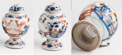 CHINE - EPOQUE KANGXI (1662 - 1722) 

Lampe à mèche en porcelaine de forme balustre...