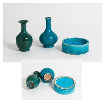 CHINE - XVIIIème siècle 

Trois pièces en porcelaine :

- deux vases.

* un de forme...