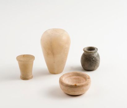 EGYPTE 

Deux petits vases à fard en albâtre et en pierre. 

Basse Epoque et fin...