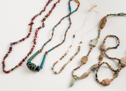 EGYPTE 

Trois colliers :

- un composé de petites perles en faïence de onze scarabées...