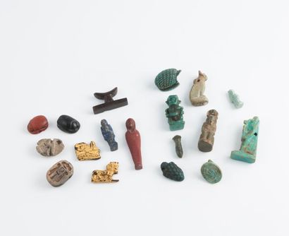 EGYPTE 
Neuf amulettes en faïences verte et bleu : Grenouille (inscrite) avec petits...