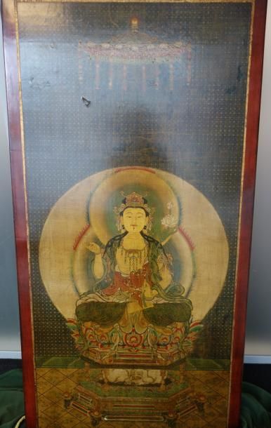 CHINE 

Bouddha assis en lotus sous un dais.

Panneau en bois laqué polychrome et...