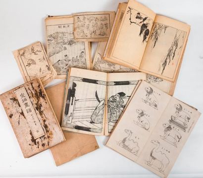JAPON - XIXème siècle 

Six albums d'estampes, certains rehaussés, à décor d'animaux,...