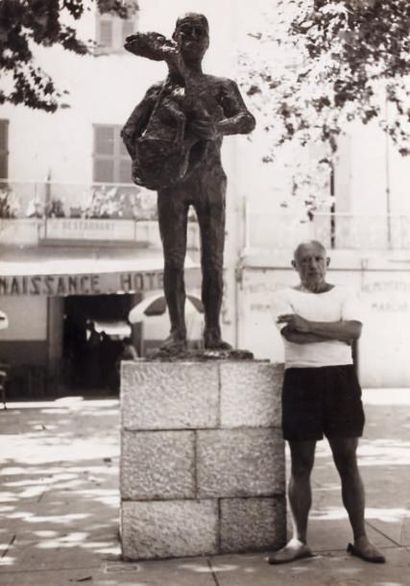 PICASSO (Pablo) Photographie originale de L. YVROUD à Golfe Juan, signée par le peintre...