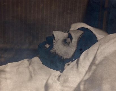 [PROUST (Marcel)] MAN RAY. Proust sur son lit de mort. Cliché argentique, avec au...