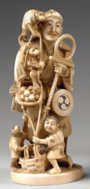 EXTRÊME-ORIENT Sarumawashi debout accompagné de trois singes, un enfant à ses pieds....