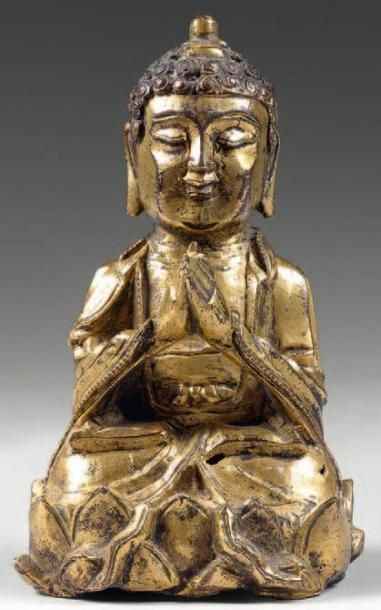 EXTRÊME-ORIENT Statuette de bouddha assis sur le lotus en bronze doré. Chine, époque...