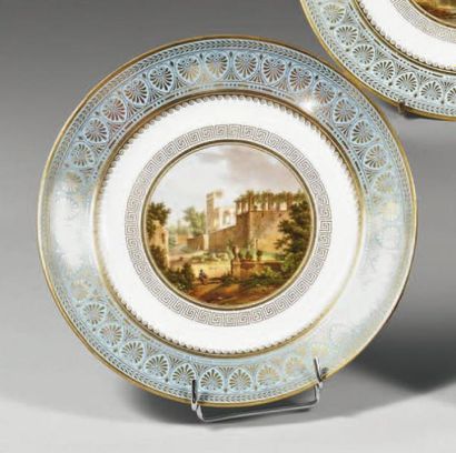 SÈVRES Assiette plate en porcelaine dure, décor polychrome sur le bassin d'une vue...