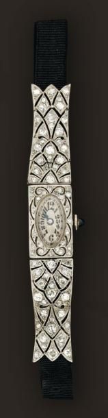 null Bracelet-montre de dame en or gris à cadran ovale à motifs de palmettes sertis...