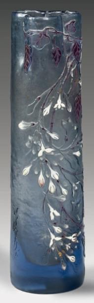Emile GALLE (1846-1904) Vase à corps tubulaire et col trilobé pincé à chaud. Epreuve...