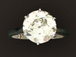 null Bague en platine sertie d'un diamant demi taille. Poids de la pierre: 4,05 carats....