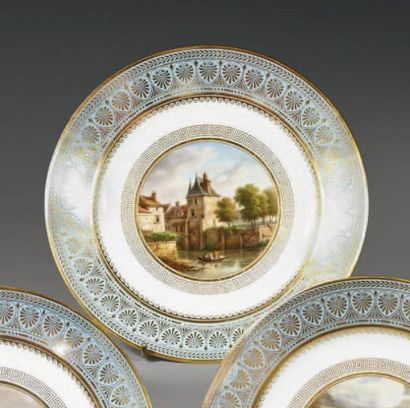 SÈVRES Assiette plate en porcelaine dure, décor polychrome sur le bassin d'une vue...
