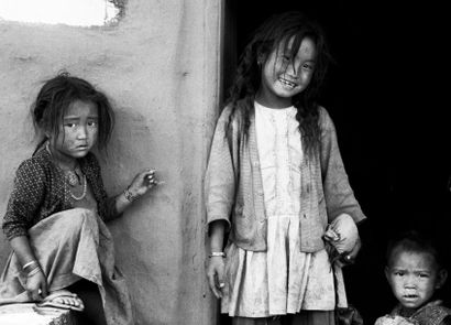 Michel HOSSZU (1944) 

Two girls and a boy, Népal. 1969. 

Tirage argentique.

Signé,...