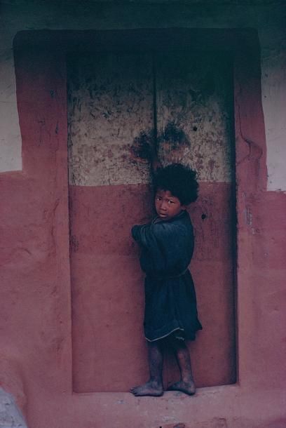 Michel HOSSZU (1944) 

Petit népalais devant une porte. 1969. 

Tirage argentique.

Signé,...