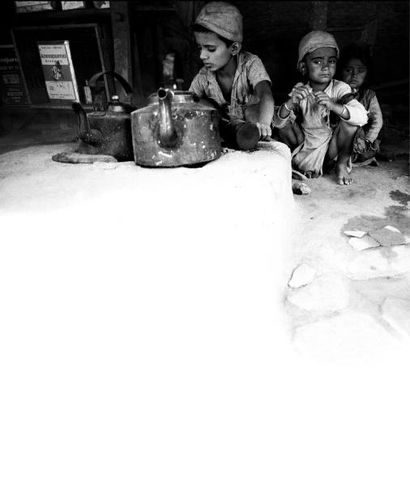 Michel HOSSZU (1944) 

Vendeurs de thé, Népal. 1969. 

Tirage argentique.

Signé,...