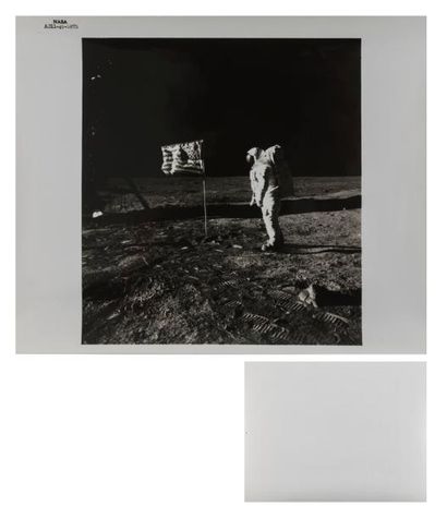 NASA, Apollo 11 

Buzz Aldrin exécute le 1er salut au drapeau américain, 20 juillet...