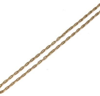 null Long collier en or jaune (750) à maille chaîne d'ancre légèrement amatie.
Fermoir...
