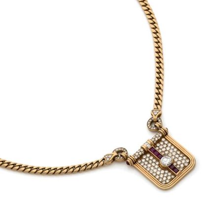 null Collier en or jaune (750) à maille gourmette limée, centré de deux anneaux retenant...