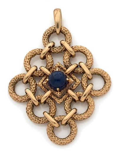 null Important pendentif en or jaune (750) centré d'un cabochon de lapis lazuli en...