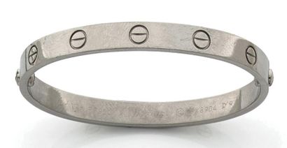 CARTIER "LOVE"
Bracelet jonc ouvrant en platine 850 millièmes à décor de vis.
Signé,...