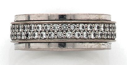 PIAGET Possession
Bague en or gris (750) centrée d’un anneau mobile entièrement pavé...