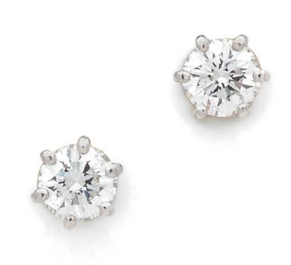 null Paire de clous d'oreilles en platine 850 millièmes, ornés de diamants ronds...