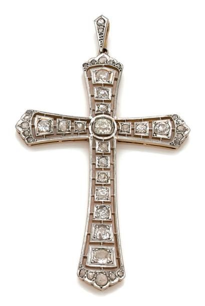 null Important pendentif croix en or jaune (750) et platine (850), à décor ajouré,...