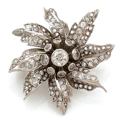 null Broche fleur en platine (850), le coeur formé de neuf diamants taille ancienne...