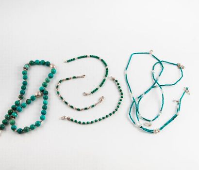 null Lot comprenant :

- Un collier en argent (min.800) et perles de turquoises alternées...